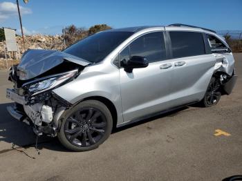  Salvage Toyota Sienna