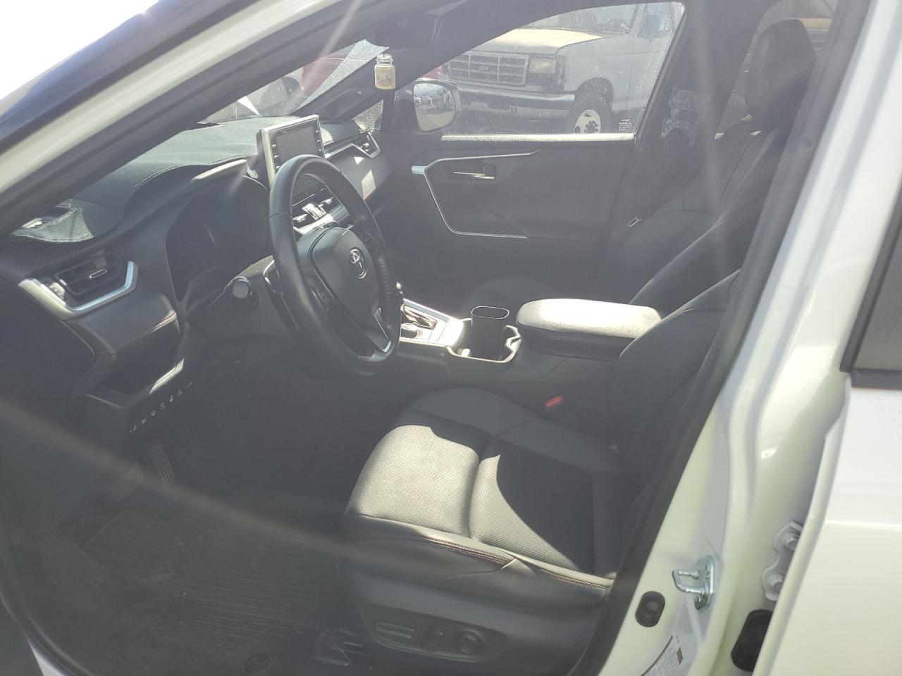 Toyota RAV4 Xse Image 12