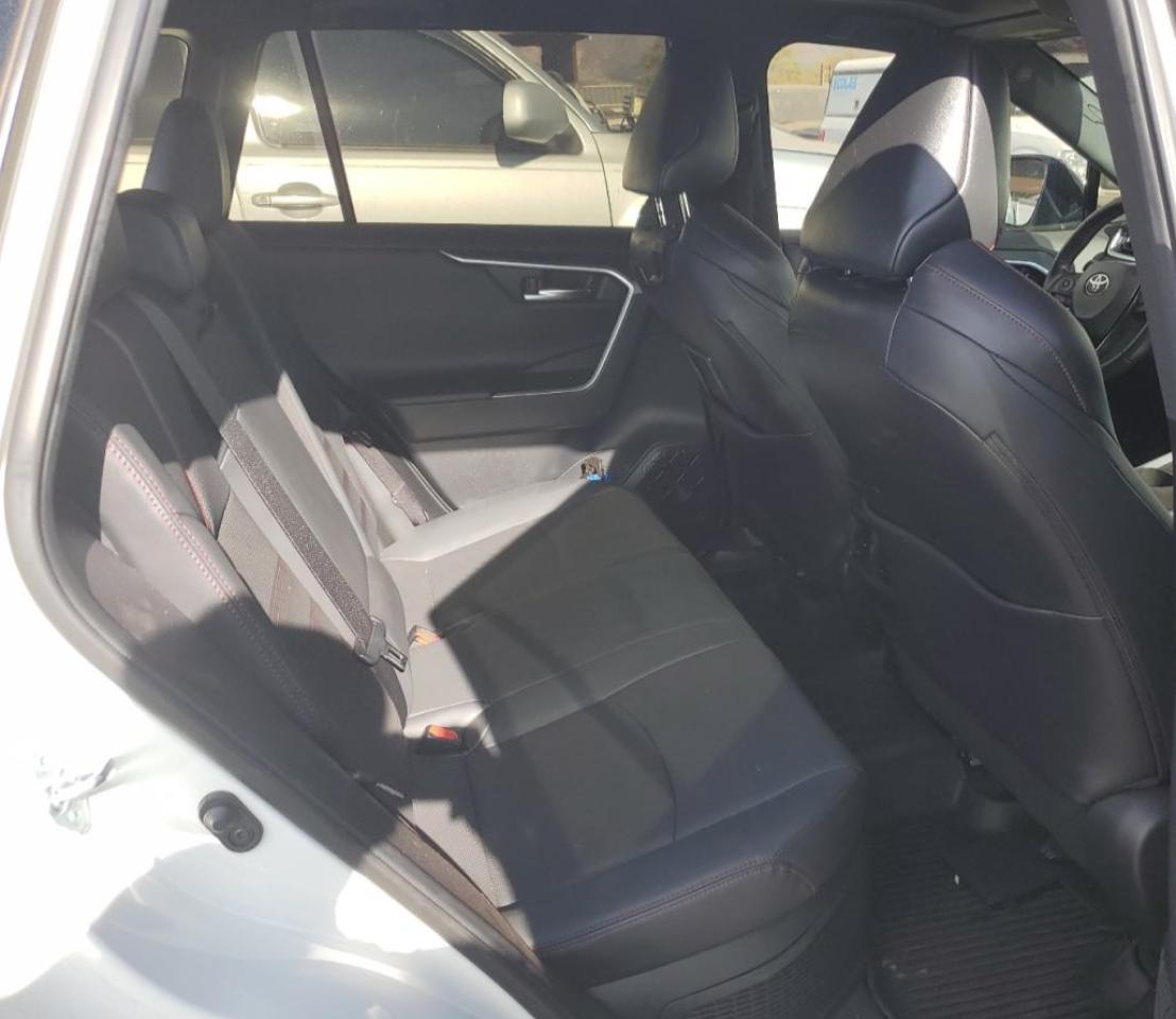 Toyota RAV4 Xse Image 6