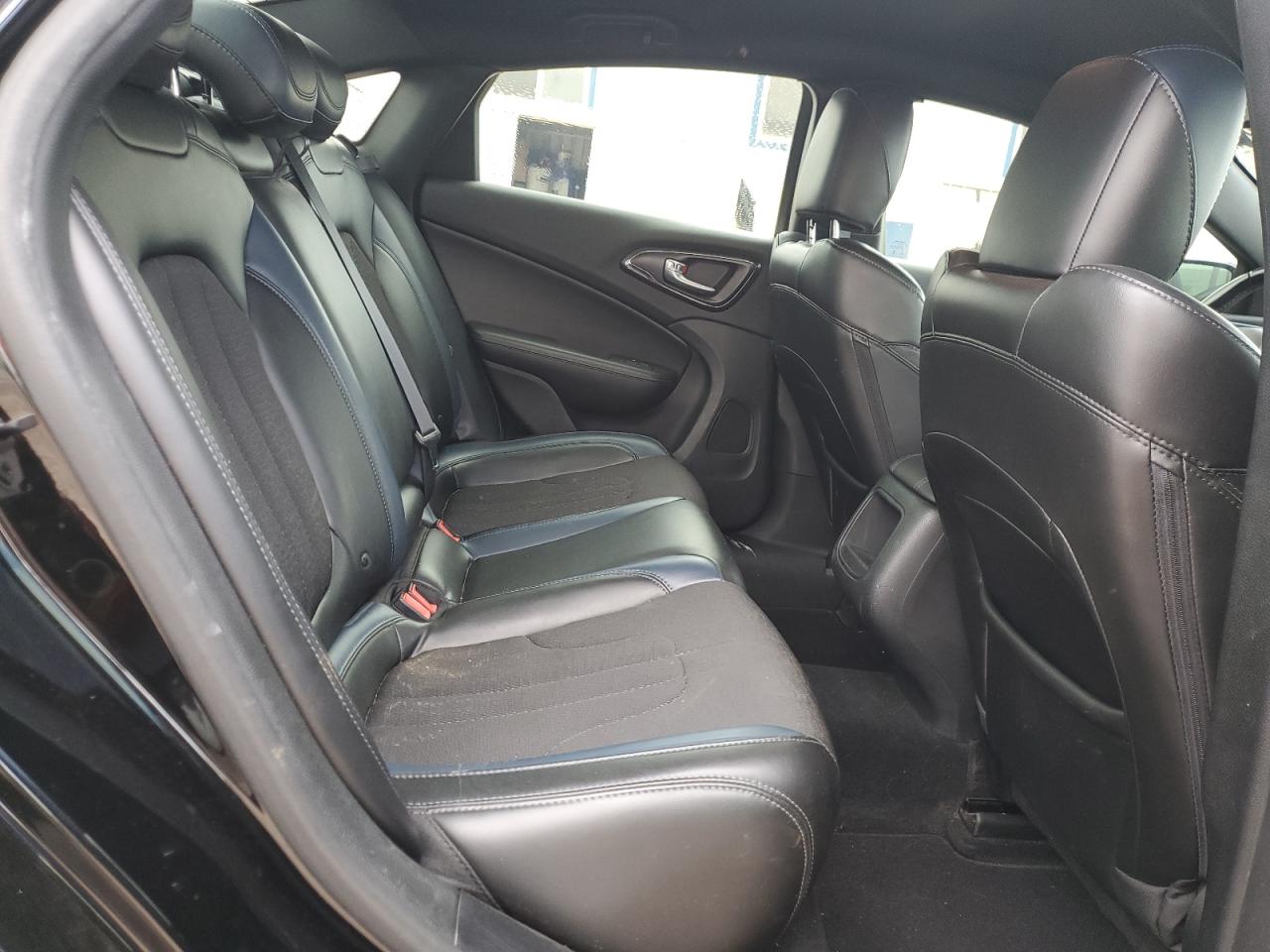 Chrysler 200 S Image 9