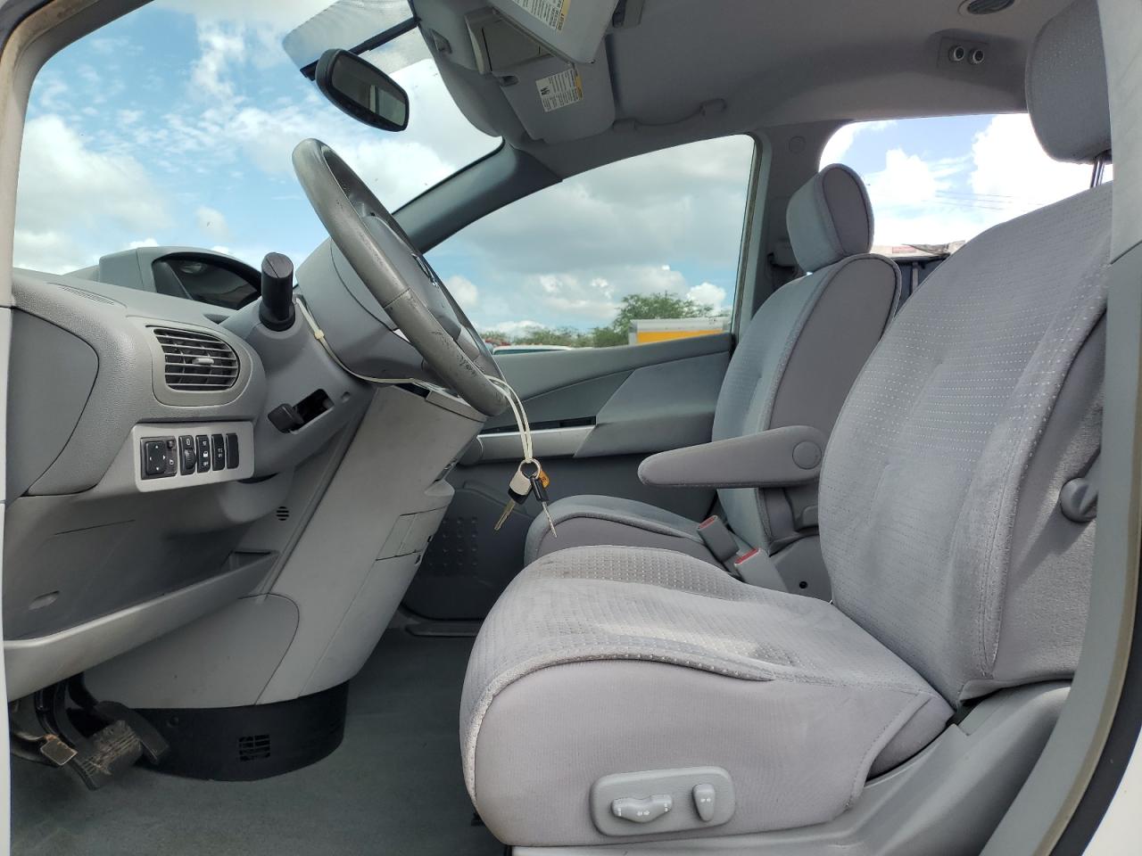 Nissan Quest S Image 4