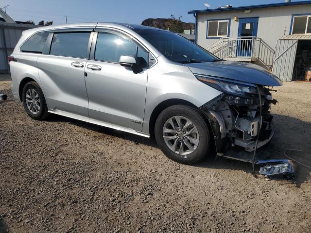 Toyota Sienna Le Image 2