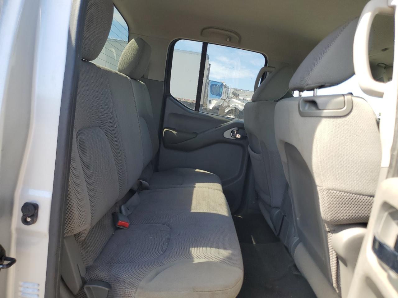 Nissan Frontier Crew Cab Se Image 9