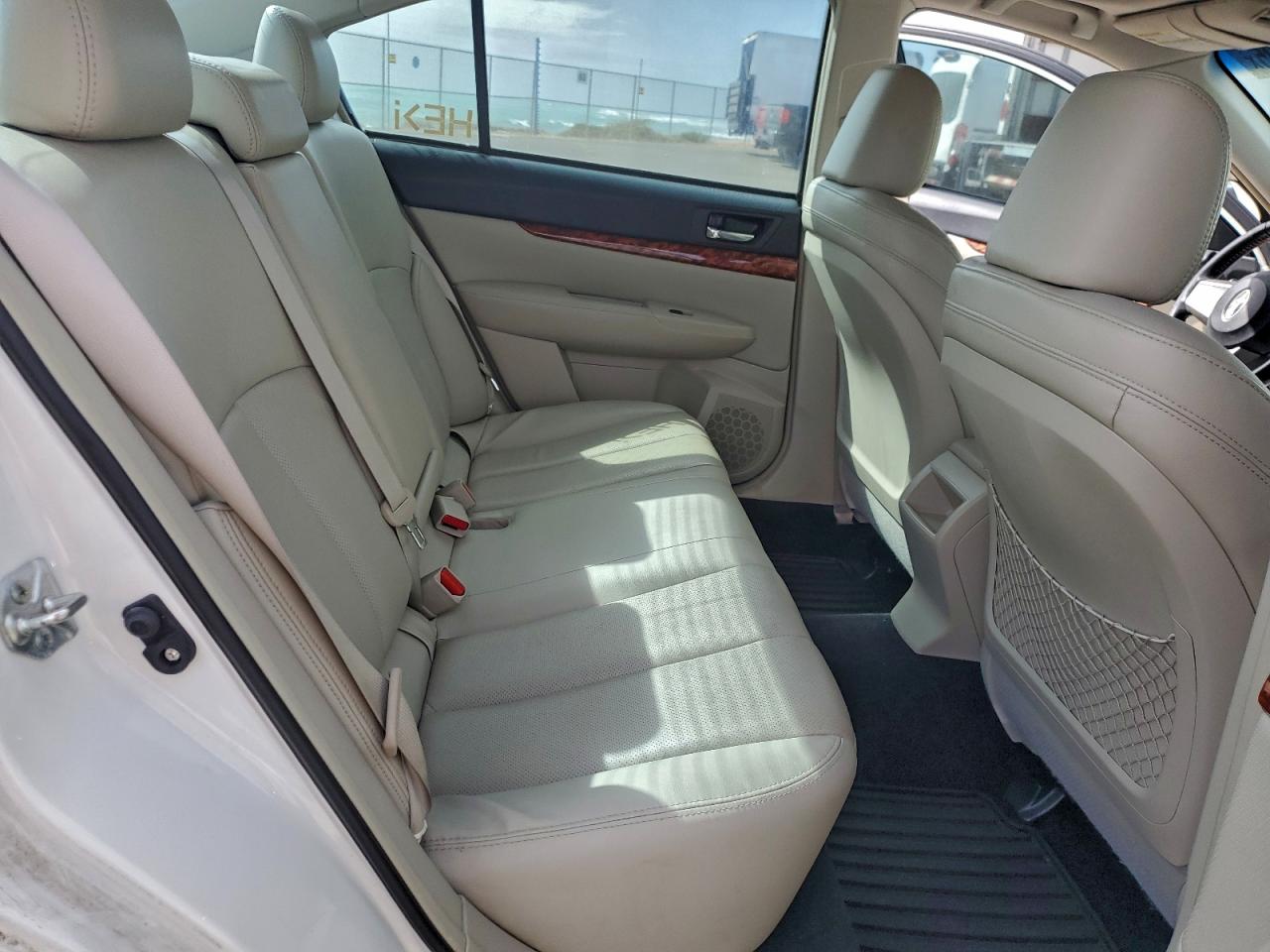 Subaru Legacy 2.5i Limited Image 10