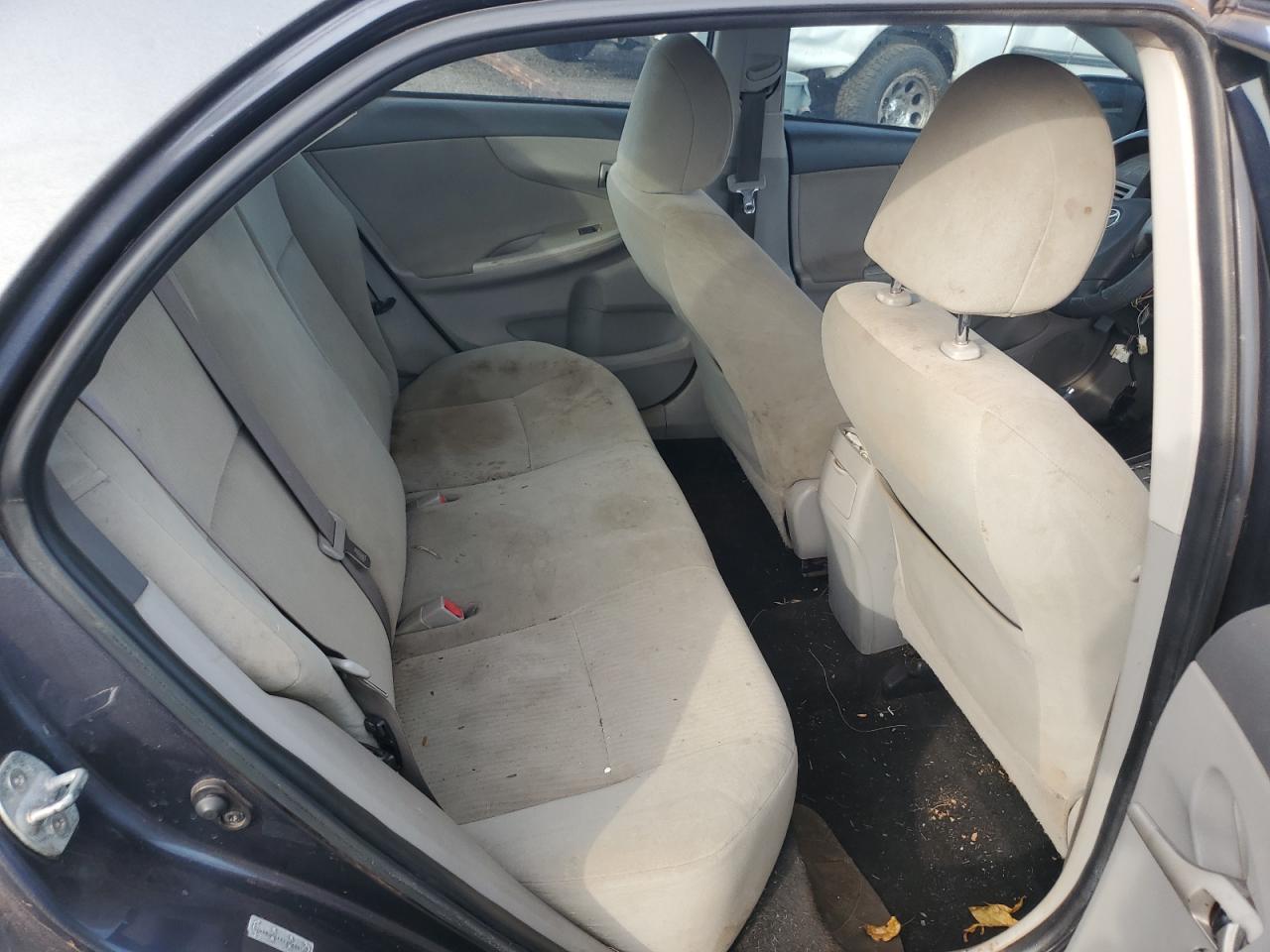 Toyota Corolla Base Image 10