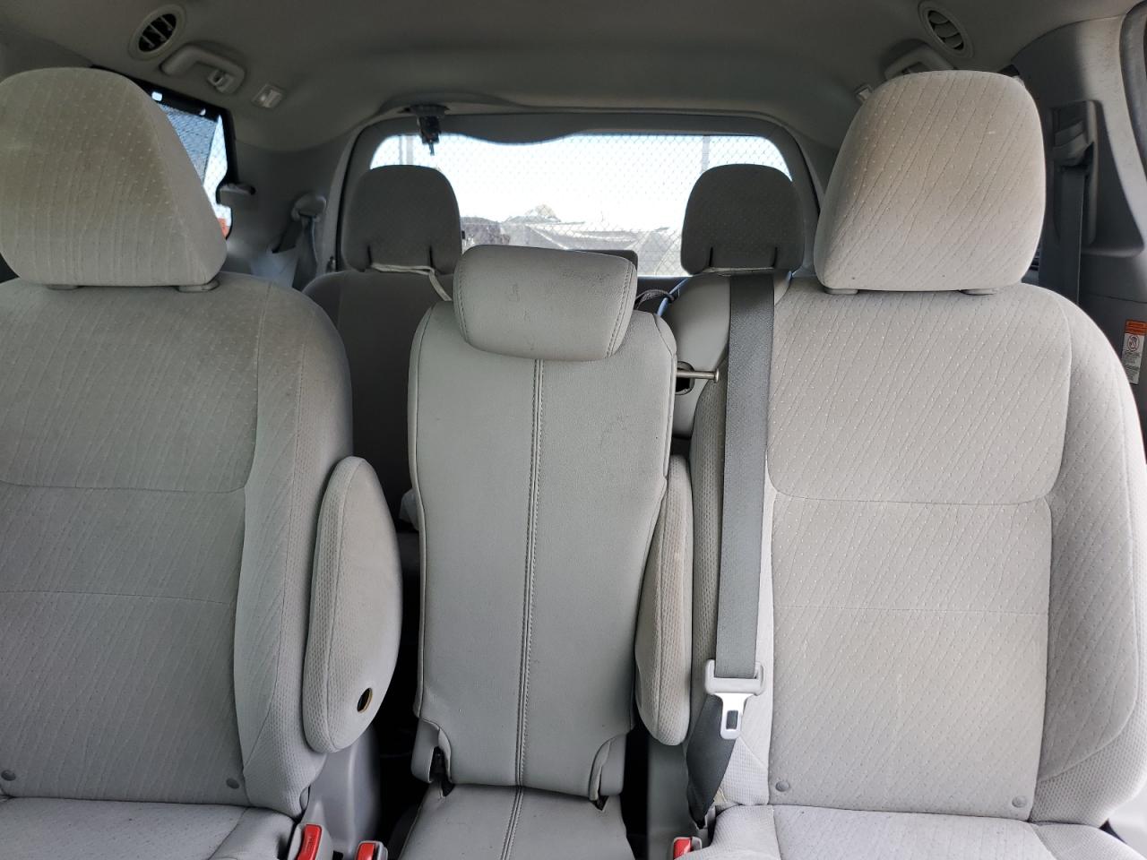 Toyota Sienna Le Image 9