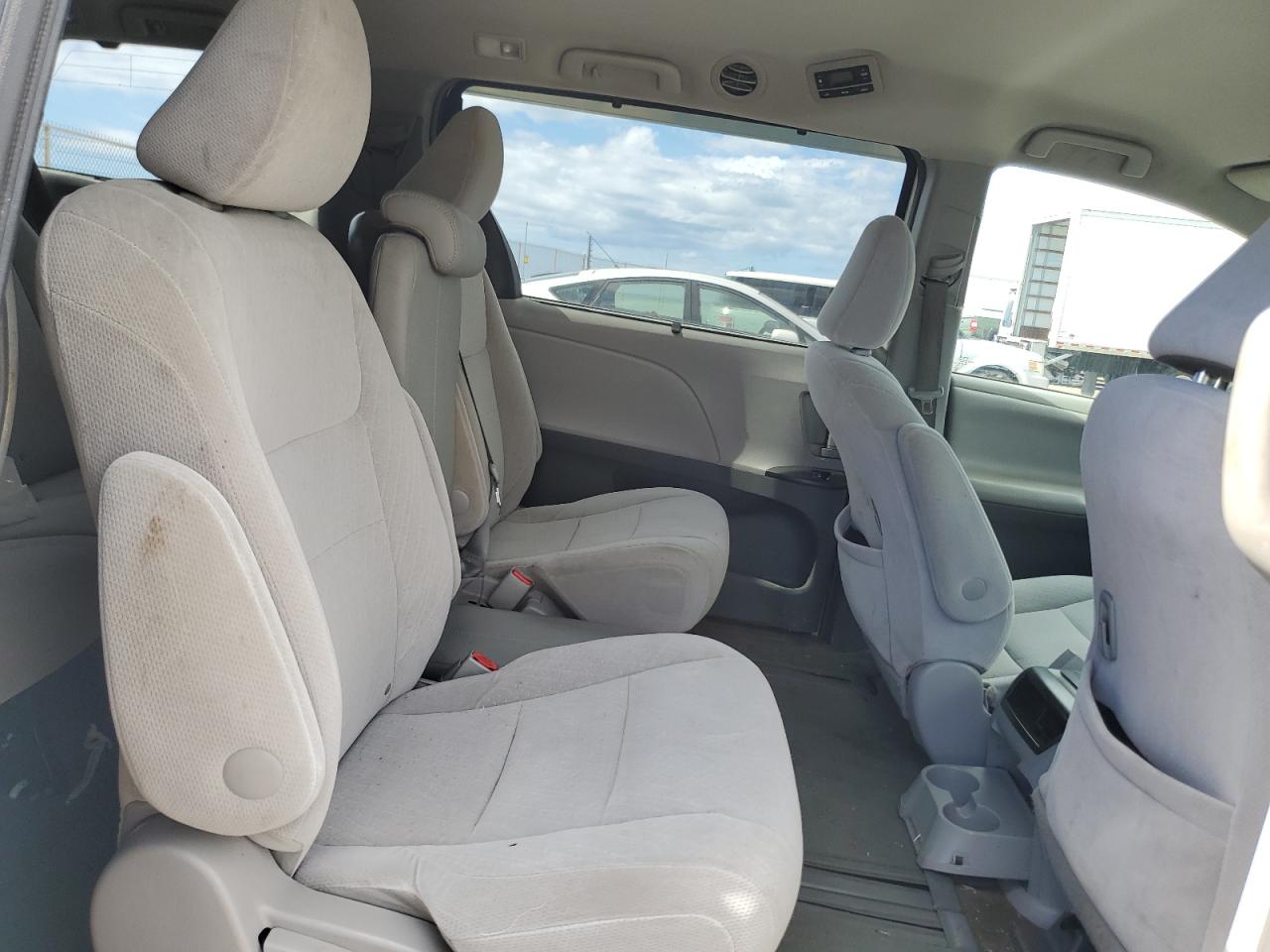 Toyota Sienna Le Image 10