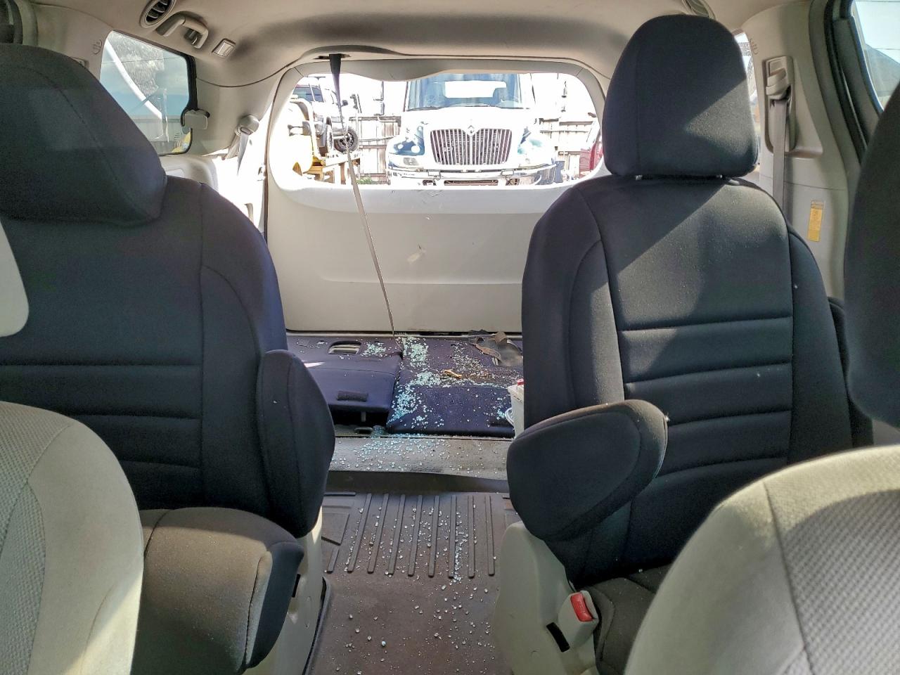 Toyota Sienna Image 3