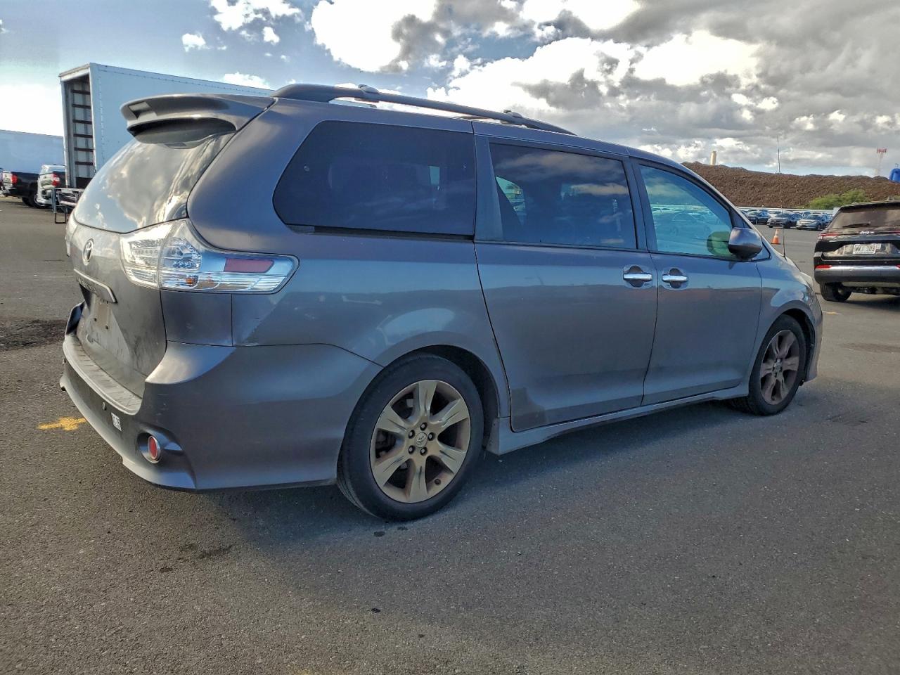 Toyota Sienna Sport Image 2