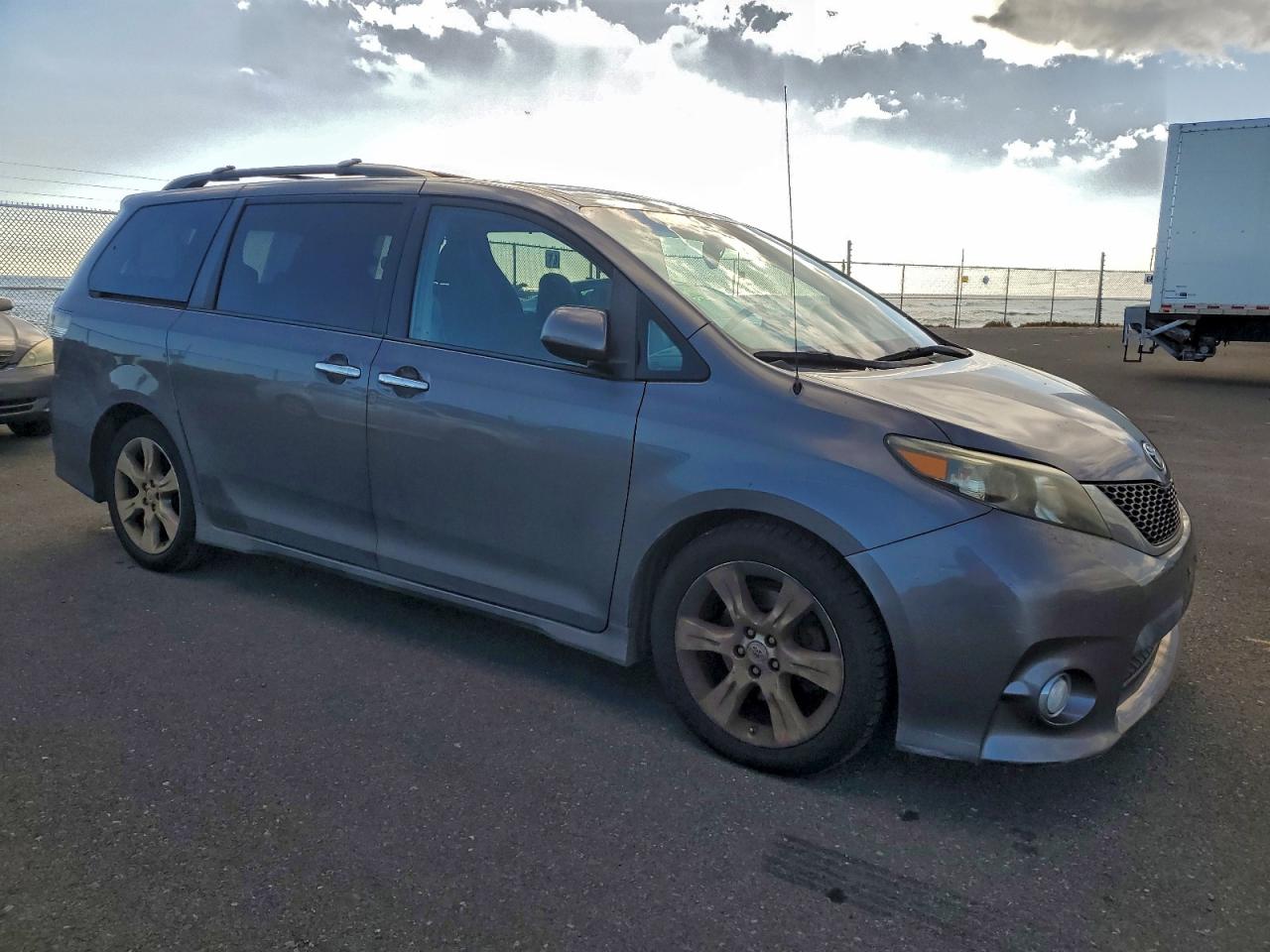 Toyota Sienna Sport Image 3