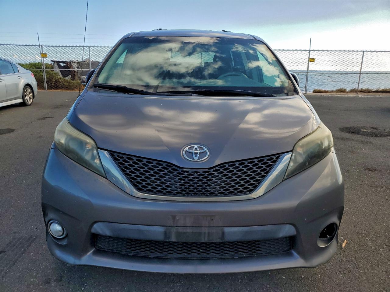 Toyota Sienna Sport Image 4