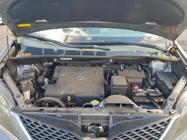 Toyota Sienna Sport Image 10