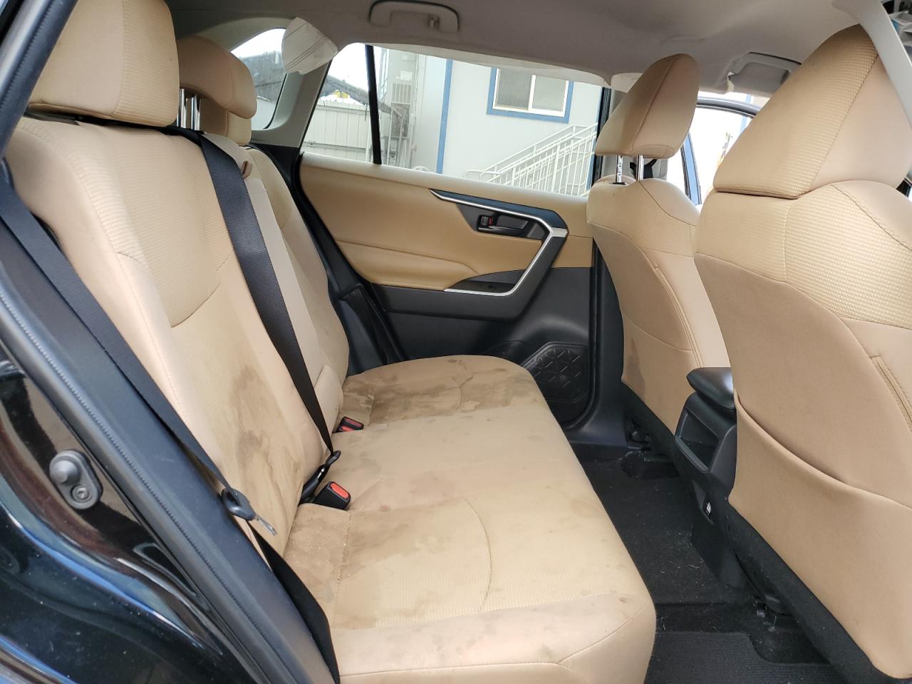 Toyota RAV4 Le Image 10