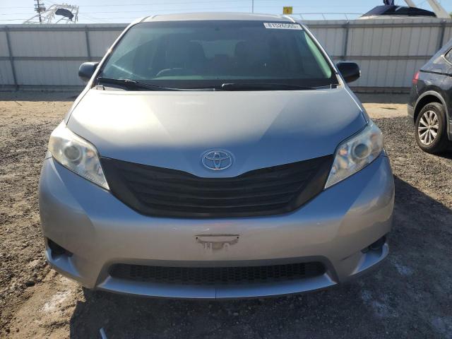 Toyota Sienna Image 2