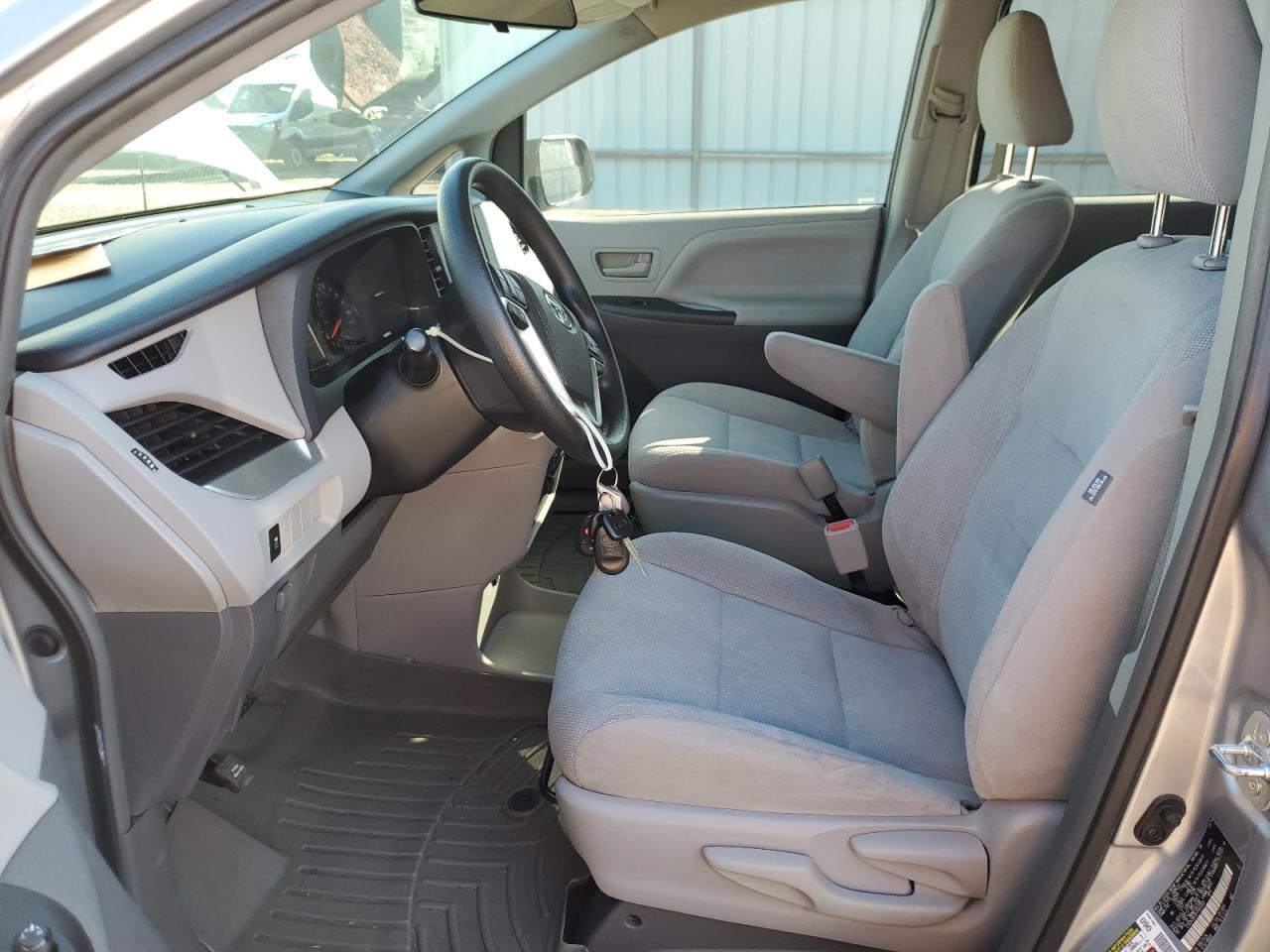 Toyota Sienna Image 8