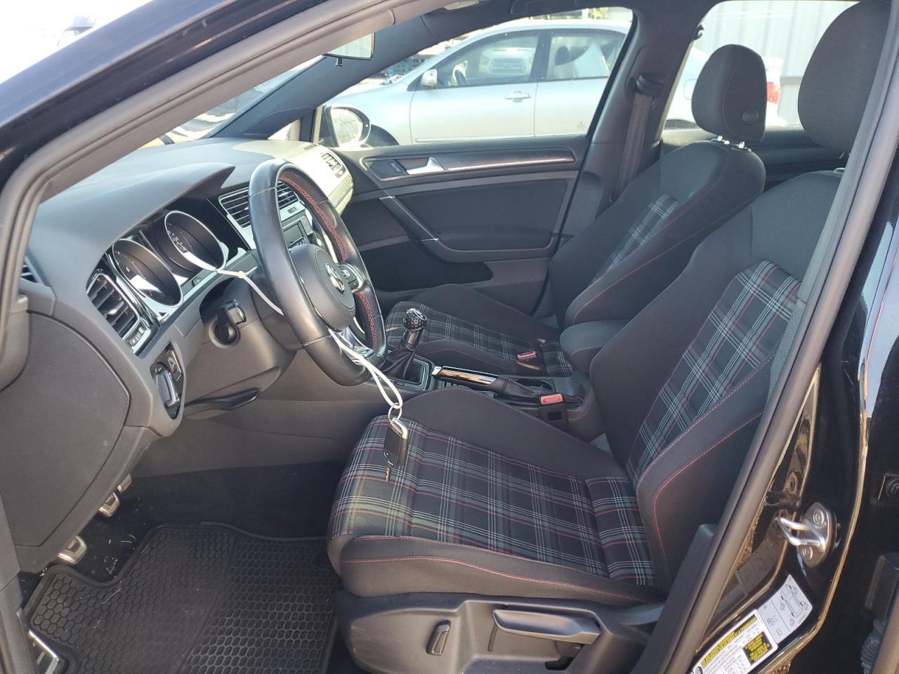 Volkswagen GTI S Image 11