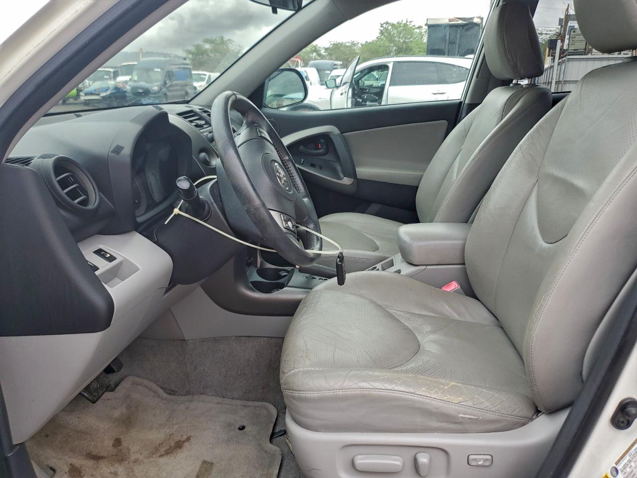 Toyota RAV4 Limited Image 7