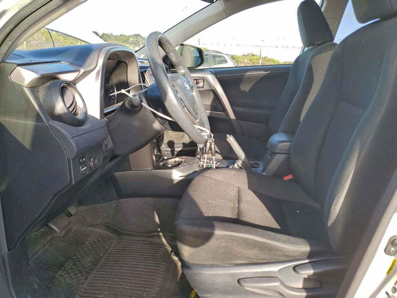 Toyota RAV4 Le Image 8