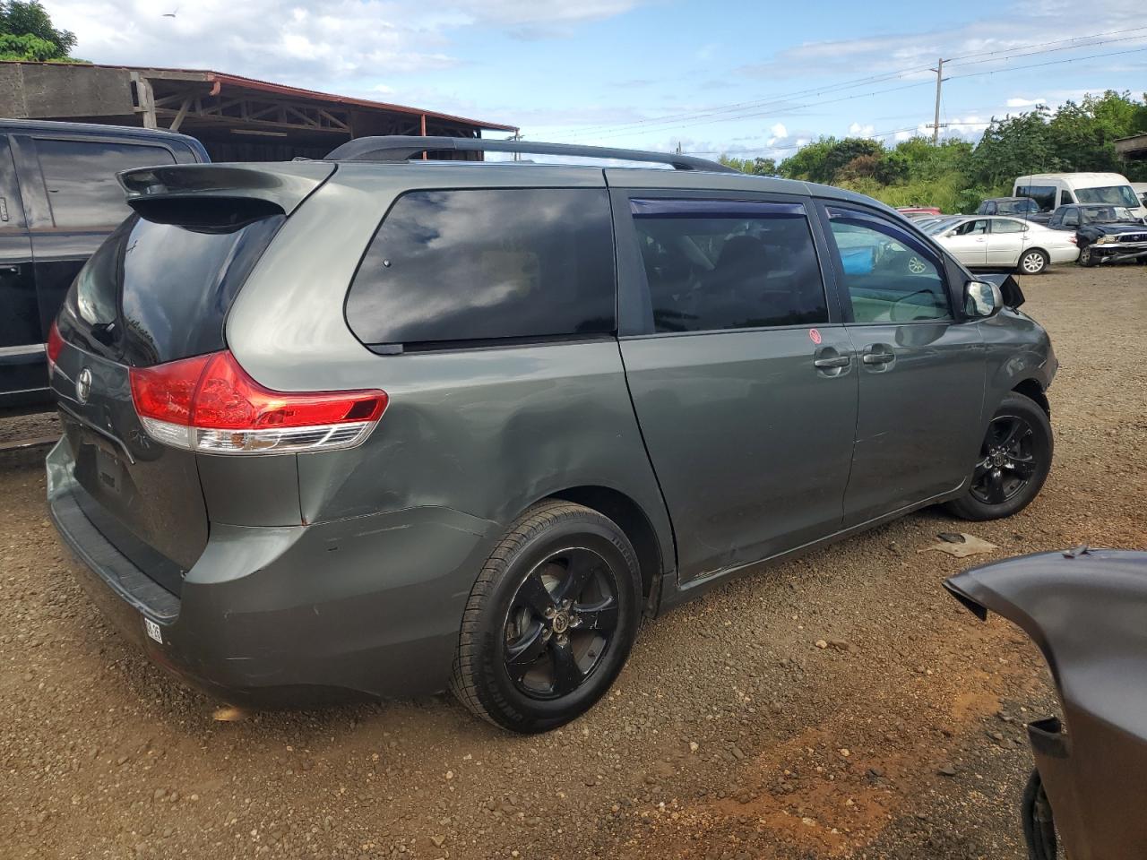 Toyota Sienna Le Image 10