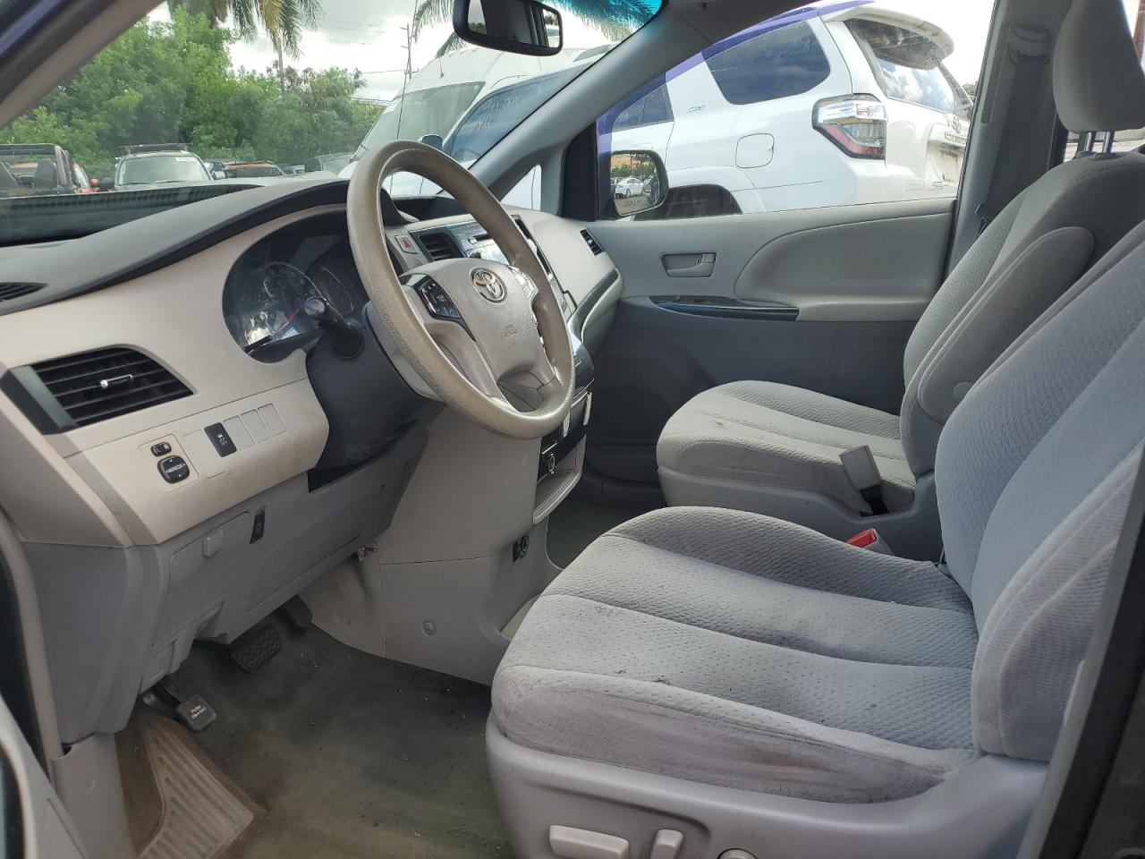 Toyota Sienna Le Image 14