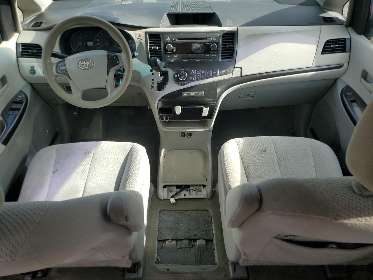 Toyota Sienna Le Image 12