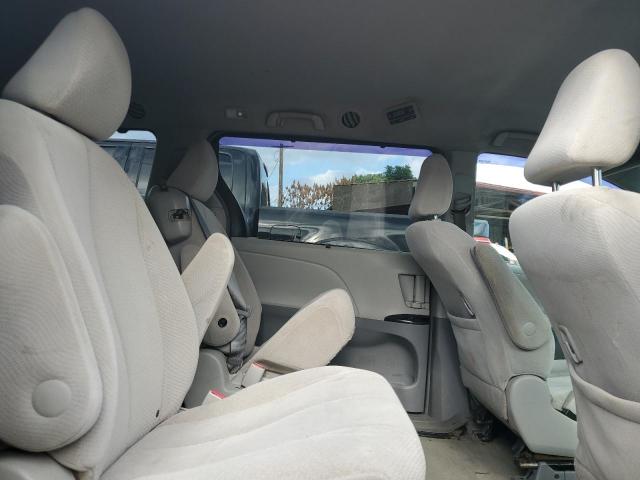 Toyota Sienna Le Image 9