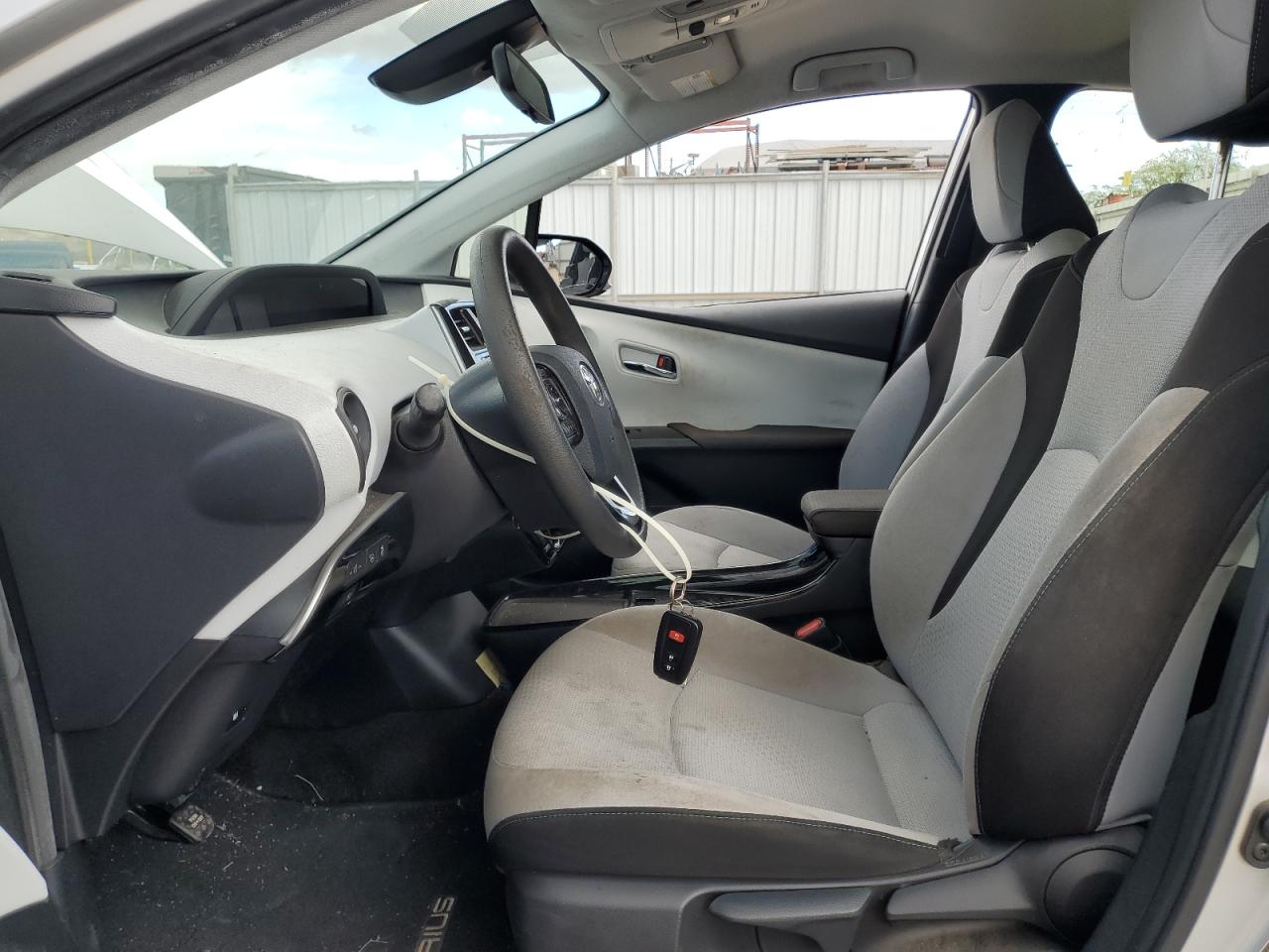 Toyota Prius L Image 6