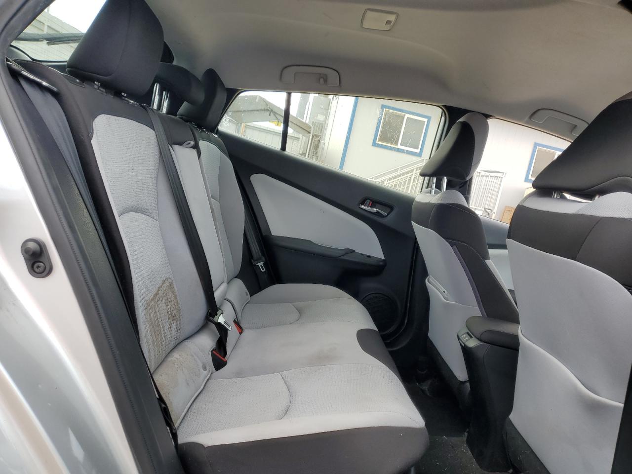 Toyota Prius L Image 11