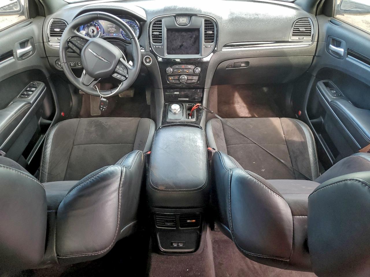 Chrysler 300 S Image 8