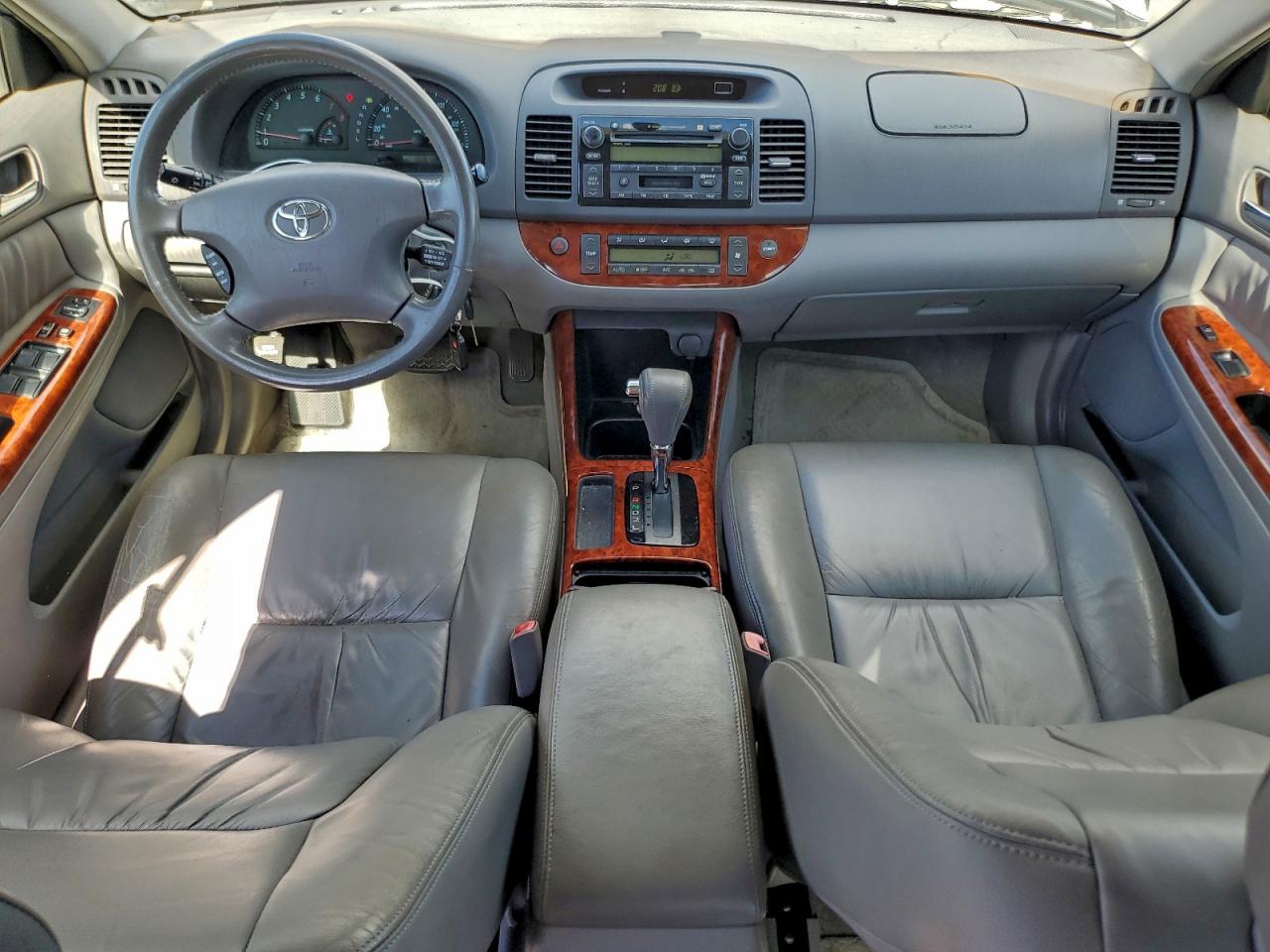 Toyota Camry Le Image 10