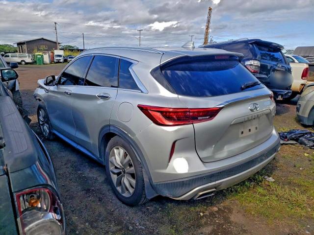 INFINITI Qx Essential Image 2